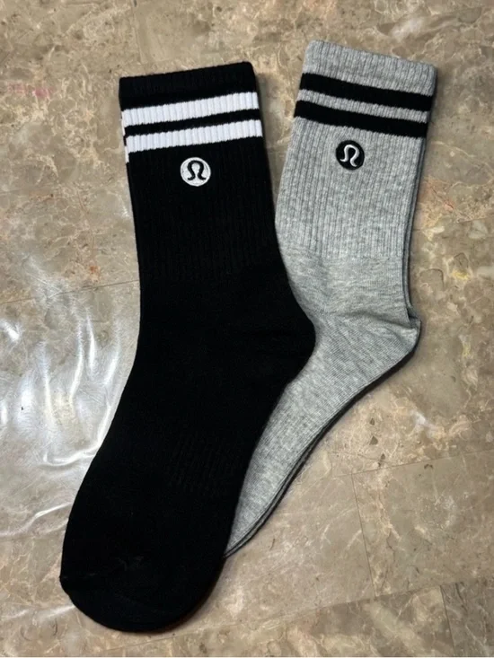 New Women’s Lululemon Athletica Socks
2 pairs
Fits sizes 6-11 - Picture 1 of 4